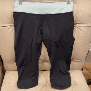 B: 𝅺Lululemon Sz 6 Run Fast and Free Crop Leggings Black Teal ruffle accent